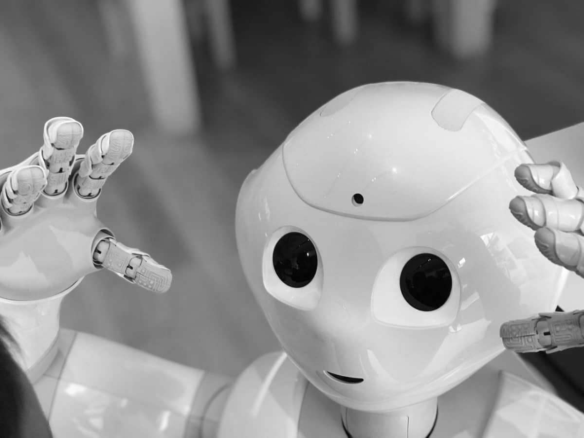 bw artificial intelligence inteligenta artificiala ai ia robot roboti robotica boti internet online